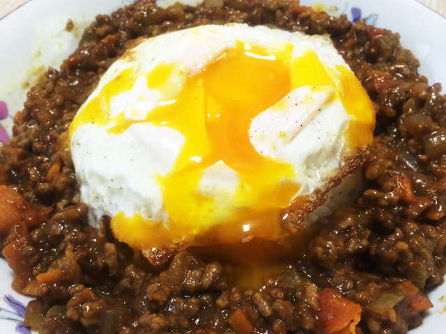 キーマ カレー と ドライ カレー