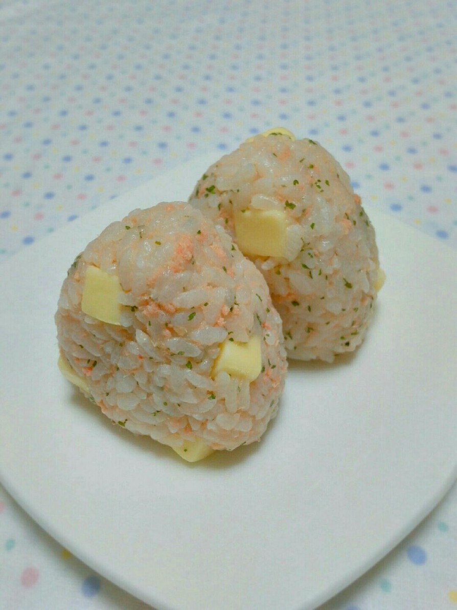 〖鮭フレパセリとチーズのおにぎり〗の画像