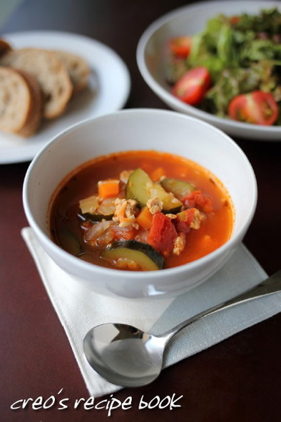 ズッキーニと挽き肉のトマトスープの写真