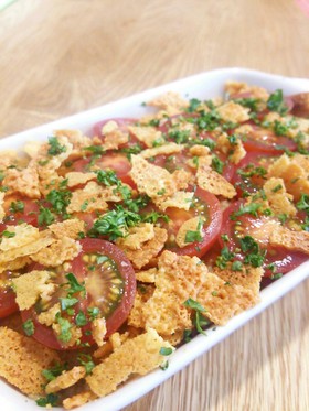 トマトとカリカリチーズで食べる肉味噌