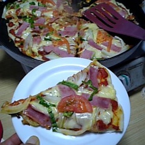ホットプレートいっぱいの大きなピザ