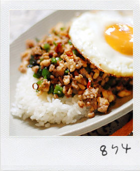 簡単♪ガッパオ飯(挽肉とバジルの炒飯)