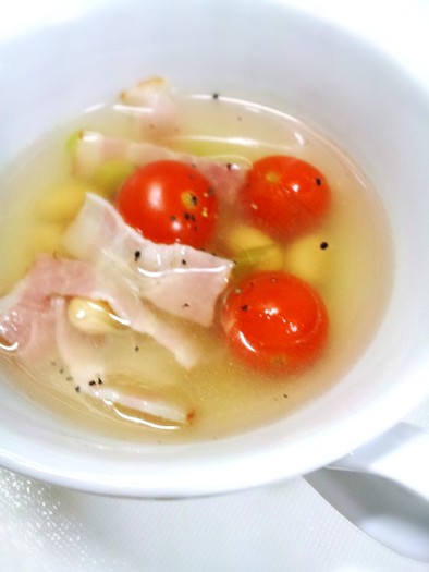 お豆とベーコンのミニトマトスープの写真