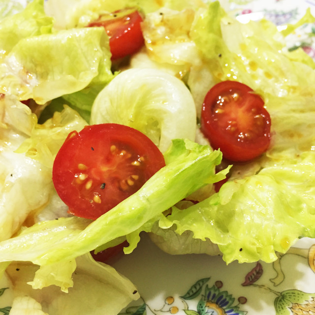 レタスとプチトマトの簡単サラダ♪の画像