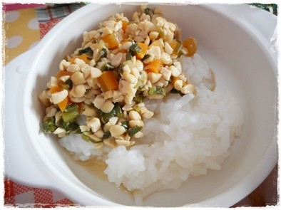 離乳食完了期　にんじんと小松菜の納豆丼の写真