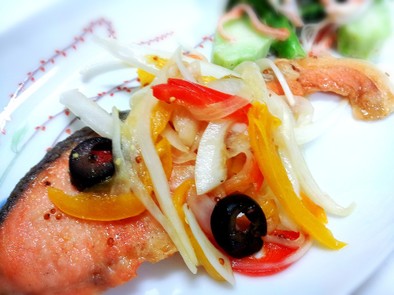 鮭ソテーと新玉ねぎの 粒マスタードマリネの写真