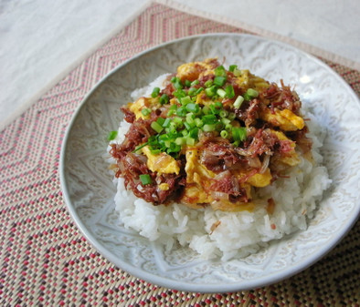 コンビーフ&卵丼の写真