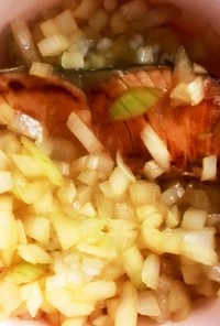 塩鮭と新玉ねぎのソース