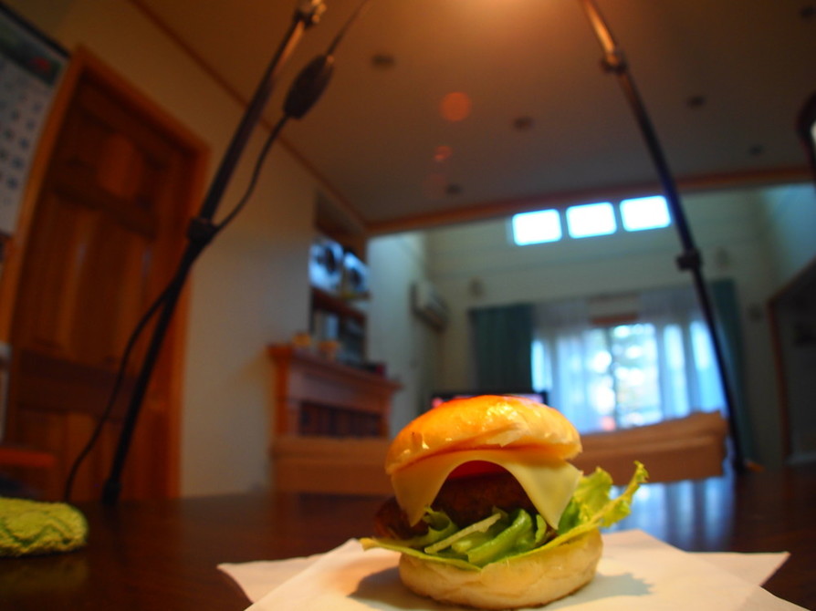煮込みハンバーグのハンバーガーの画像