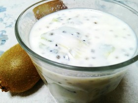 チアシード入フルーツヨーグルトドリンク。
