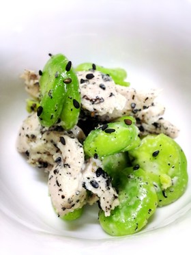 簡単!空豆とやわらかむね肉の黒ゴマ和え