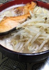 鮭と酒粕で仕立てたスープの石狩ラーメン