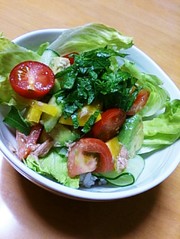 アボカドとツナのサラダ丼の写真