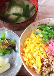 3色そぼろ丼の緑の部分って結構地域によって割れるよな おいしいお