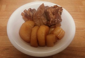 パイカ(豚バラ軟骨)と大根の煮物
