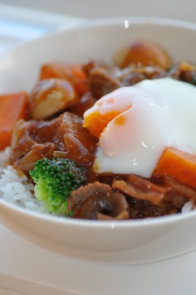ぷりぷり牛スジのデミ煮丼