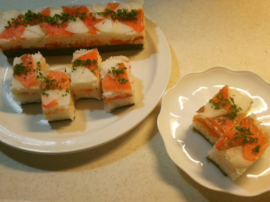 スモークサーモンと大根の押し寿司の画像