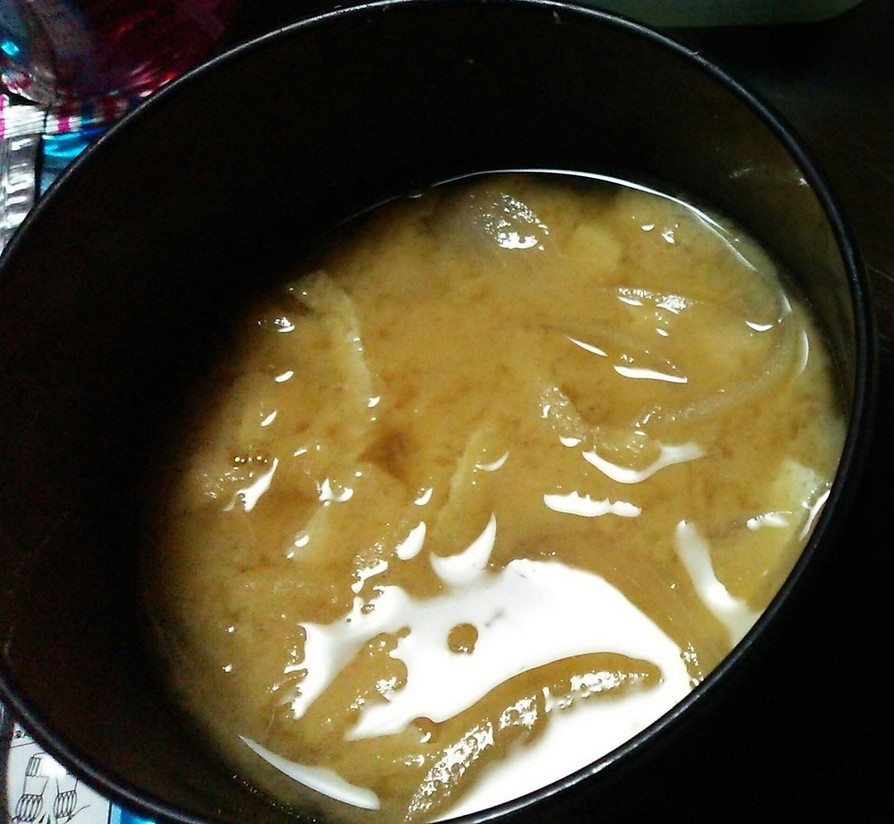 玉ねぎと、油揚げのお味噌汁の画像