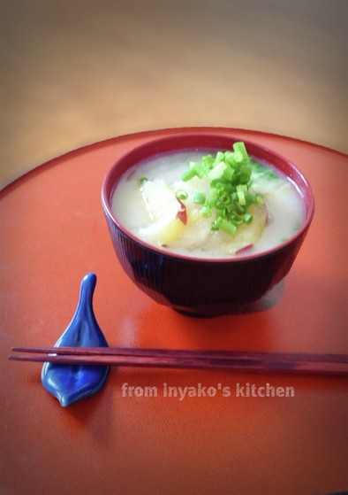 薩摩芋と白菜、玉葱の味噌汁の写真