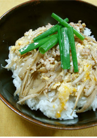 麺つゆで簡単！鶏ひき肉とごぼうの柳川風丼