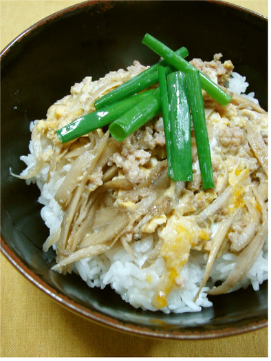 麺つゆで簡単！鶏ひき肉とごぼうの柳川風丼の写真