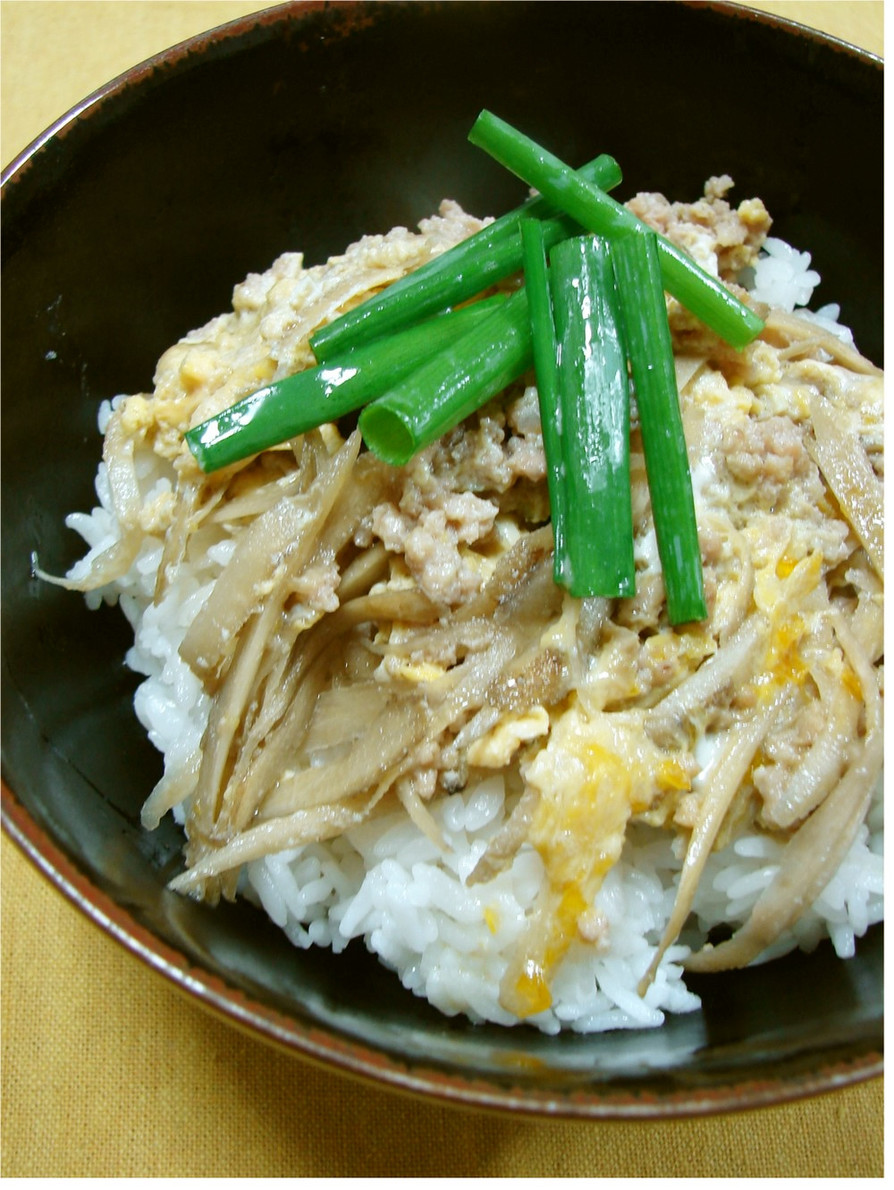 麺つゆで簡単！鶏ひき肉とごぼうの柳川風丼の画像