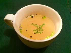 ひと手間でコンソメスープをグレードアップ