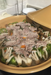 タジン鍋で野菜と豚肉たっぶり！