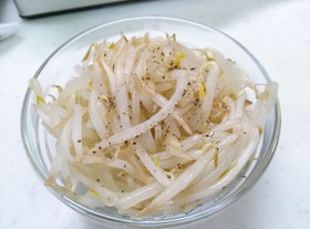 袋ごとチンして簡単3分で♪モヤシのナムル