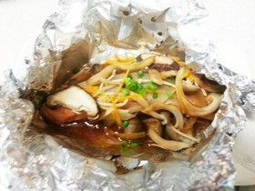 塩鮭ときのこのバタぽんホイル焼き
