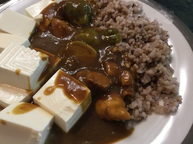芽キャベツとチキンの雑穀玄米・豆腐カレーの写真