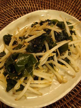 もやしとわかめのごま炒め