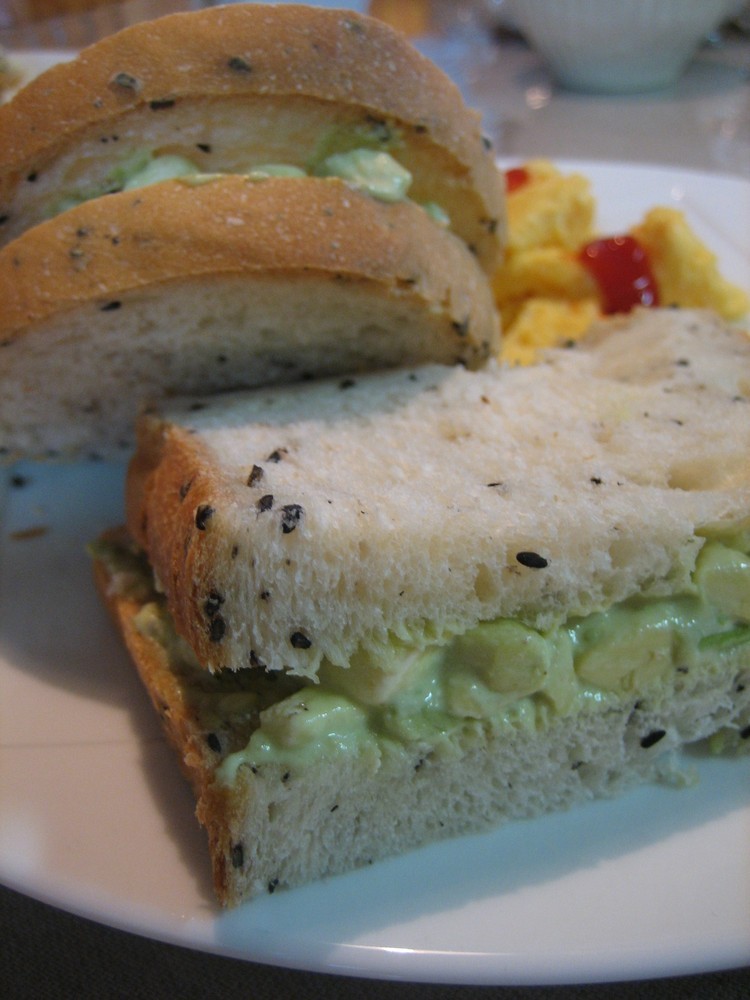 アボガドとクリームチーズのサンドイッチの画像