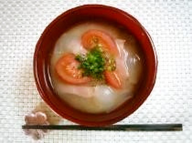 博多のトマトと新玉ねぎの洋風味噌汁の写真