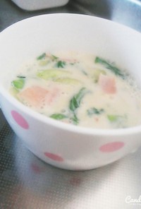 レタスとベーコンの豆乳スープ*