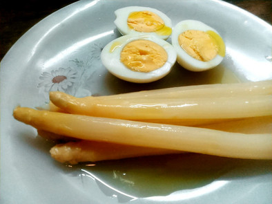 白アスパラガスのゆで卵添えの写真