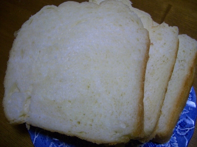 ホイップクリーム入り食パン（ＨＢ使用）の写真