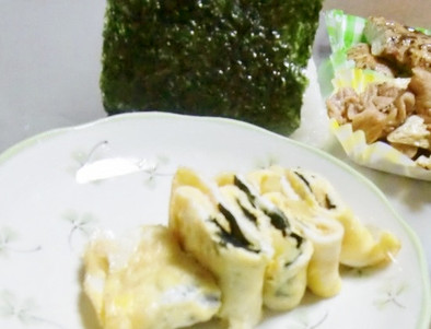 お弁当、味付け海苔と沢庵入りの卵焼きの写真