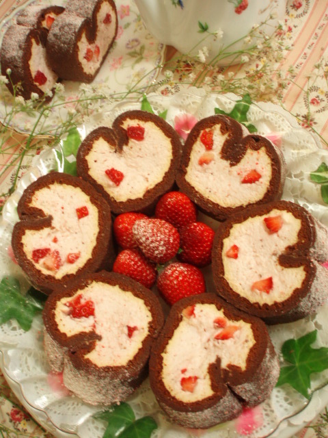 バレンタイン苺のチーズムースロールケーキの画像