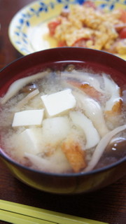 豆腐・ぶなしめじ・ちくわの味噌汁の写真