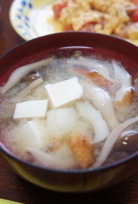 豆腐・ぶなしめじ・ちくわの味噌汁