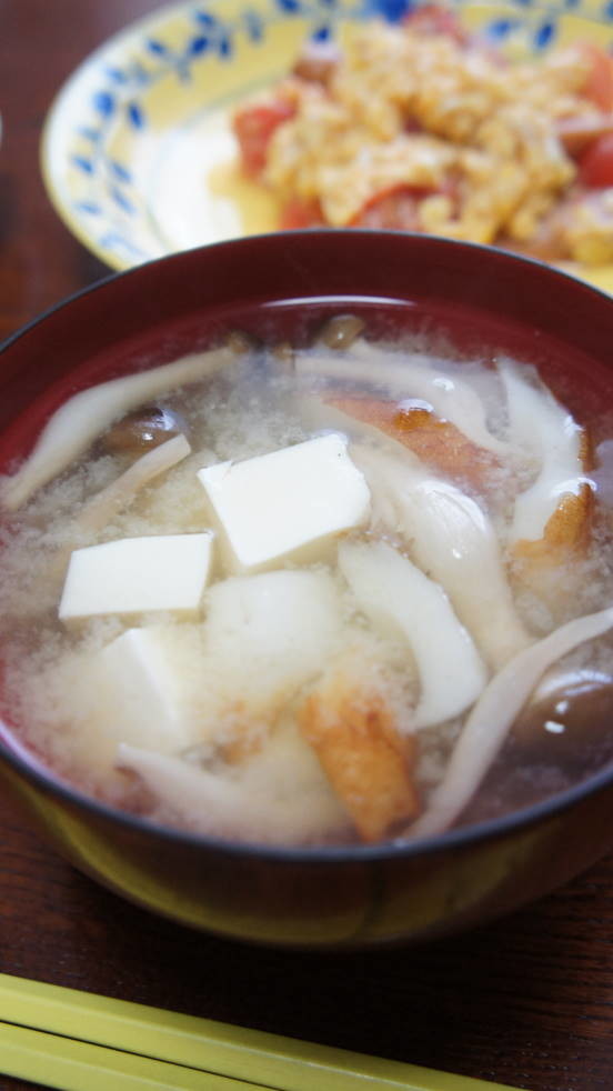 豆腐・ぶなしめじ・ちくわの味噌汁の画像