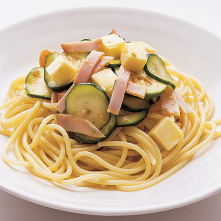 ハムとズッキーニのゆずこしょうパスタ