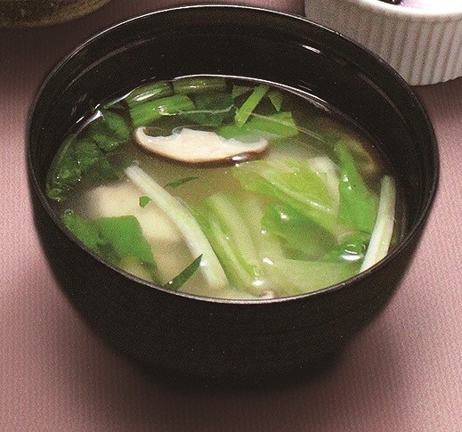 白身魚と野菜の味噌汁の画像