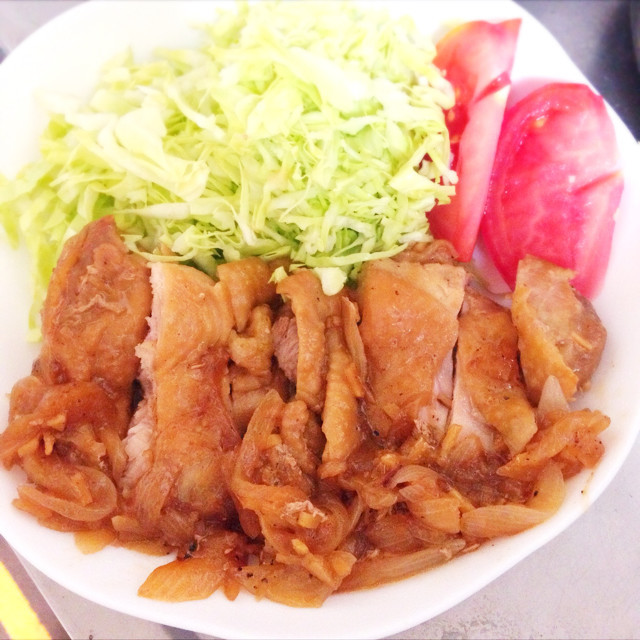 フライパンで鶏肉と玉ねぎの生姜炒め煮の画像