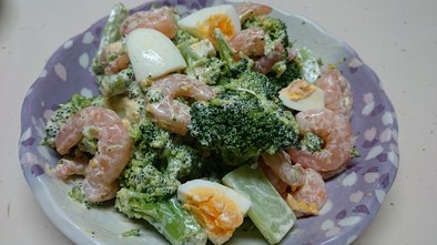 ブロッコリーとエビの卵サラダの写真
