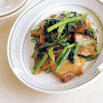 カリカリ豚と空芯菜の炒め物
