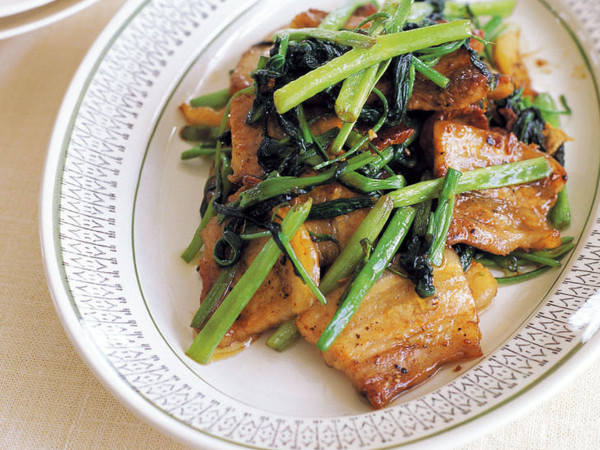 カリカリ豚と空芯菜の炒め物