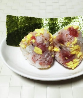 お弁当にも。梅おかか炒り卵おにぎり