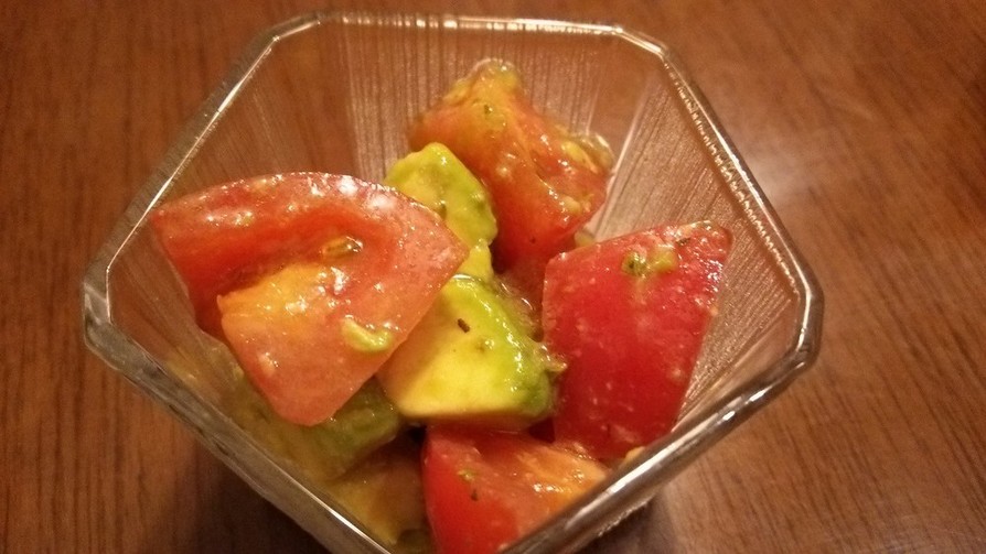 アボガドとトマトのサラダの画像